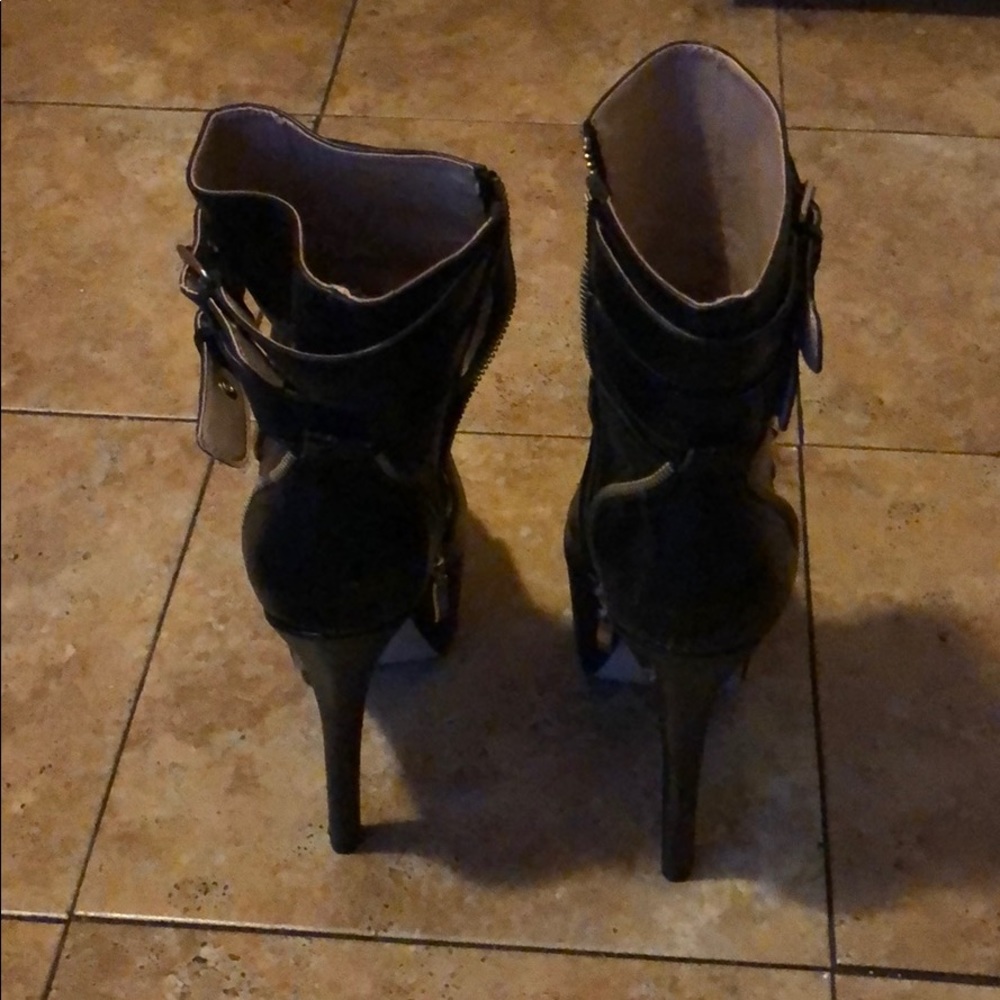 HEELS - Picture 3 of 5